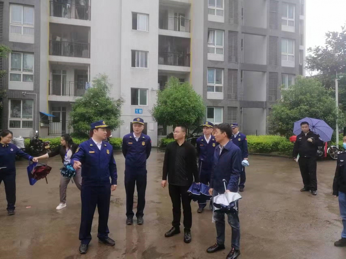 区消防救援支队领导莅临石沱公租房小区开展消防安全调研工作