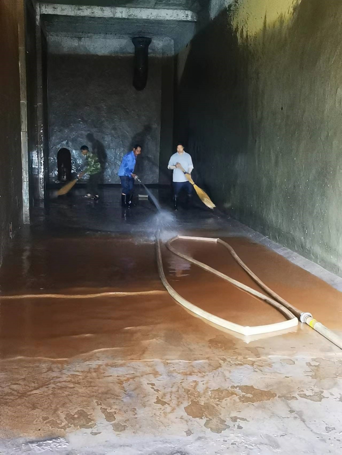 供水公司定期清洗各蓄水池，确保水质安全